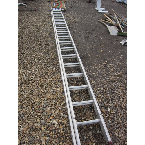 3392 - An aluminium double extension ladder (E) £30-40