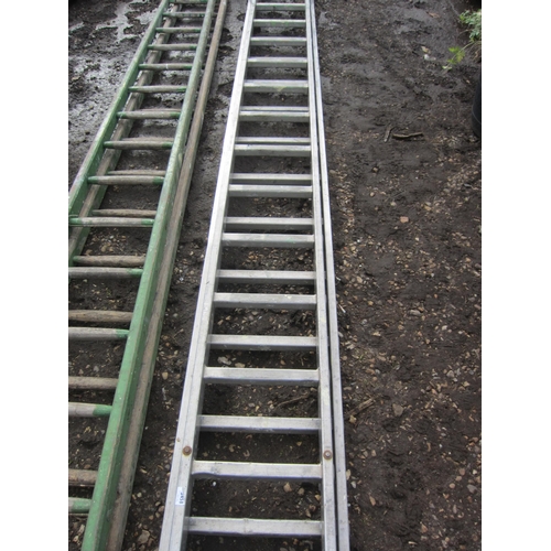 3458 - An aluminium extension ladder