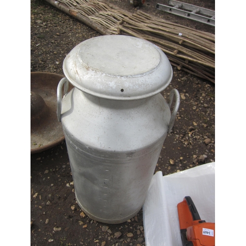 3470 - An aluminium milk churn