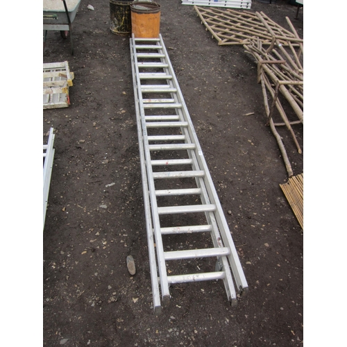 3481 - An aluminium extension ladder