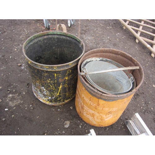 3482 - Two metal tubs and buckets