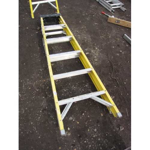 3518 - A set of 6 tread fibreglass steps