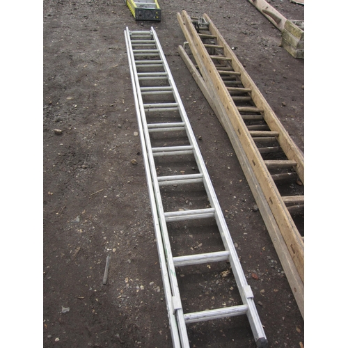 3547 - An aluminium extension ladder