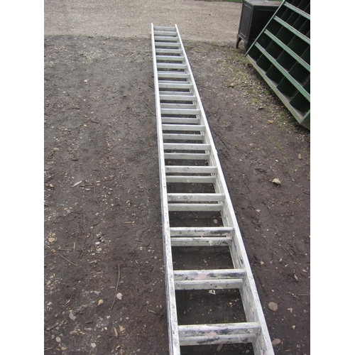 3550 - An aluminium extension ladder