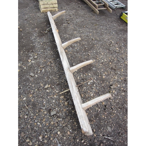 3560 - A saddle rack    (E) £5-10