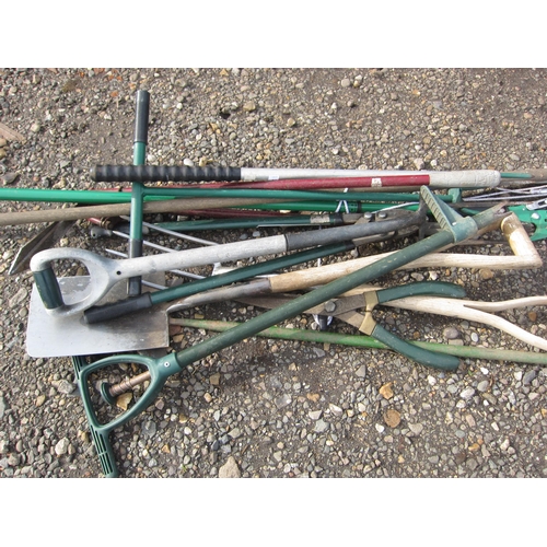 3608 - A bundle of mixed tools