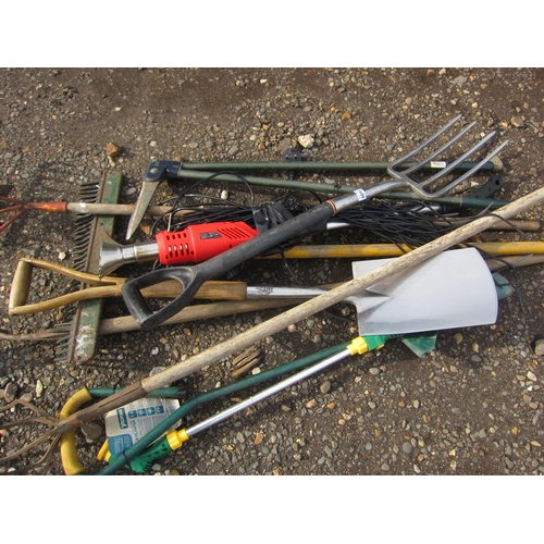 3609 - A bundle of mixed tools including a stainless steel fork, etc.  DTI Failure: Please see information ... 