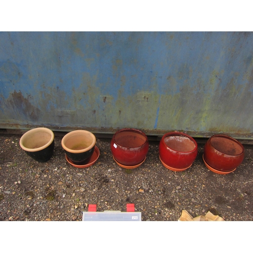 3670 - A quantity of mixed glazed pots (5)