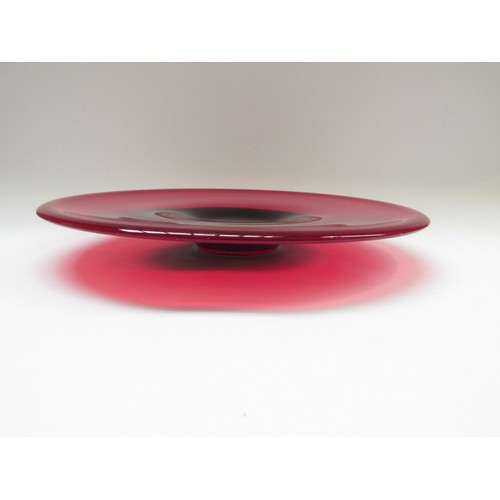 9140 - A large red and black stylised glass bowl with polished pontil mark to base, Whitefriars style. 34.5... 