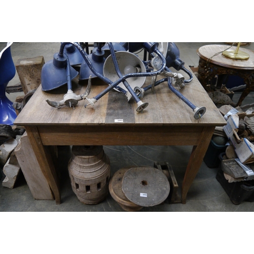 2225 - An Edwardian oak table, drawer missing