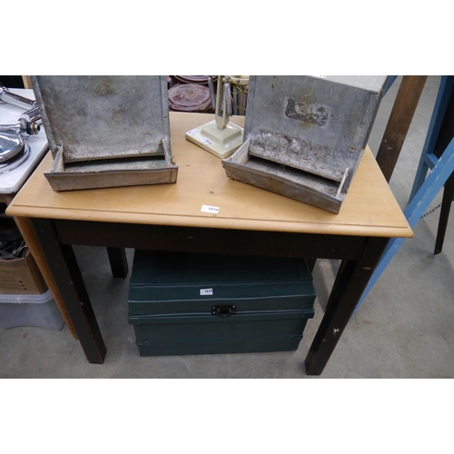 2262 - A 1940's kitchen table with end drawer and one drop-leaf