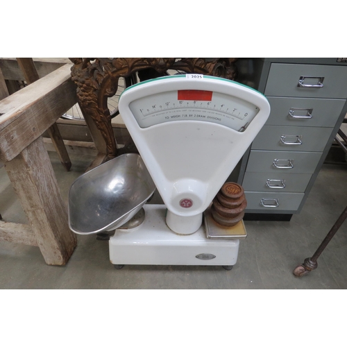 2025 - A set of enamel shop scales and various weights