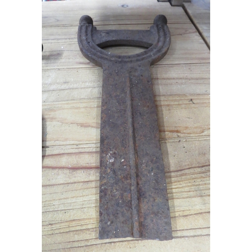 2067 - A Victorian cast iron foot scraper