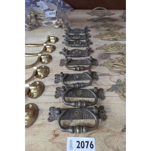 2076 - A selection of aesthetic brass handles 4+4