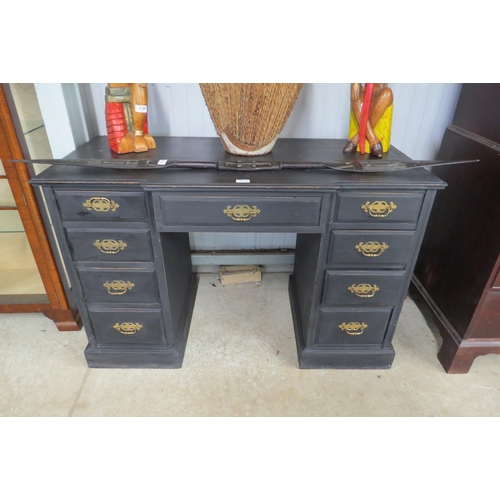 2131 - A painted Edwardian nine drawer desk with brass handles