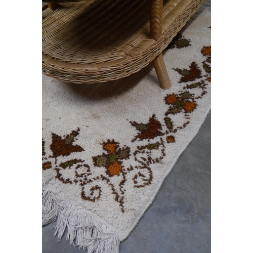 2346 - A 1970's fringe rug white ground brown/orange design 140 x 70cms   (R) £0  (E) £5-8