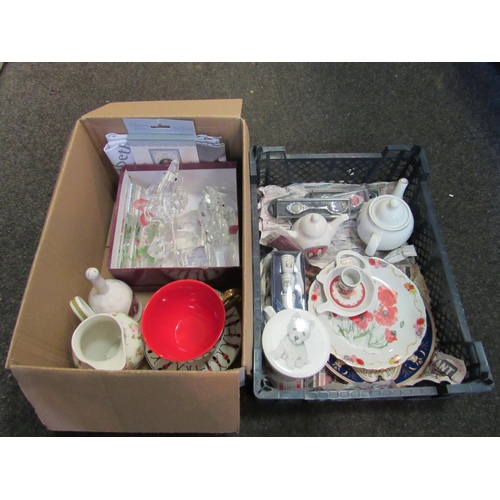 1252 - A mixed lot including Royal commemorative crystal glass swans, etc.     (E) £10-15