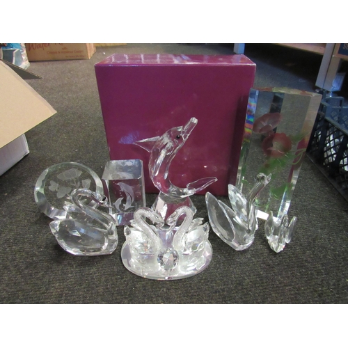 1252 - A mixed lot including Royal commemorative crystal glass swans, etc.     (E) £10-15