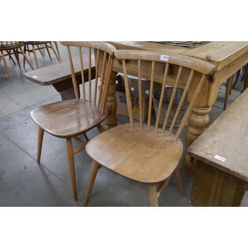 2255 - A pair of Ercol spindle back chairs