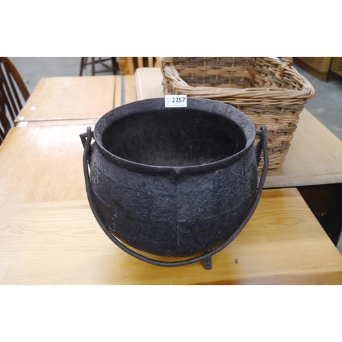 2257 - A Victorian iron cauldron pot