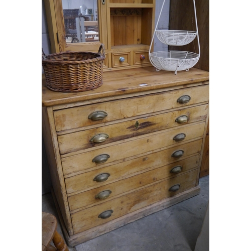 2290 - A Victorian pine bank of six graduating drawers