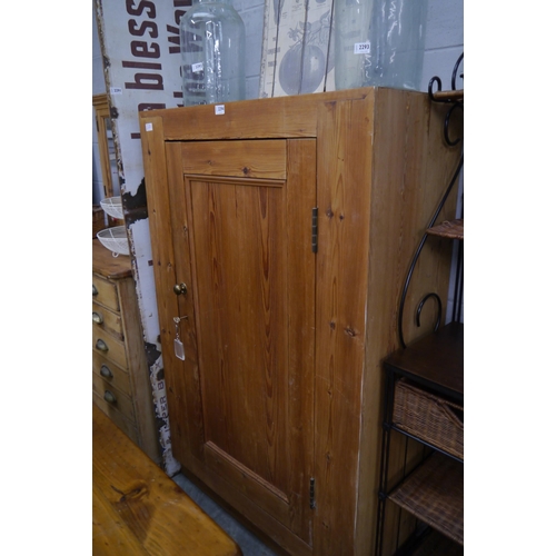 2294 - A country pine single door cupboard interior fitted as a gun cupboard