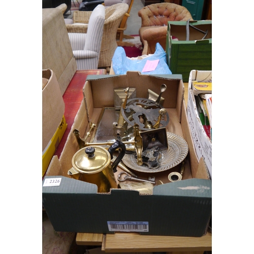 2326 - A box of brass ware