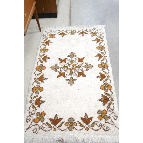 2346 - A 1970's fringe rug white ground brown/orange design 140 x 70cms   (R) £0  (E) £5-8