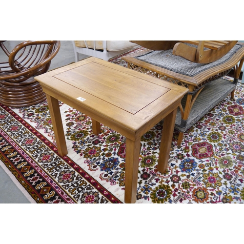 2373 - A modern medium oak coffee table