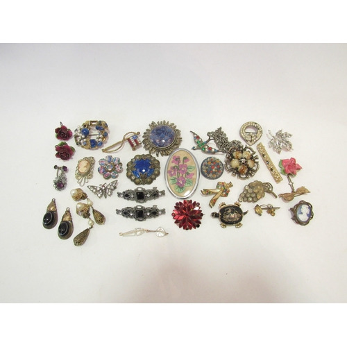 1352 - A box of costume brooches, pendants, earrings, etc.