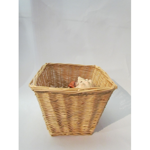 1400 - A wicker basket of shells to include conch and pearlised examples