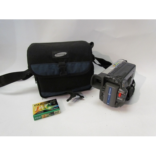 1402 - An Exakta Varex 11a camera in original case and with instruction manual and original bag with access... 