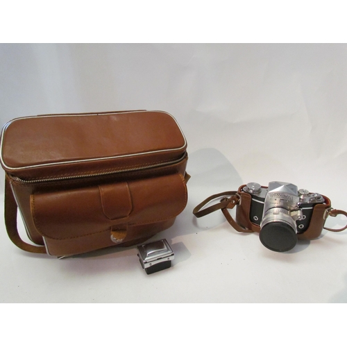 1402 - An Exakta Varex 11a camera in original case and with instruction manual and original bag with access... 