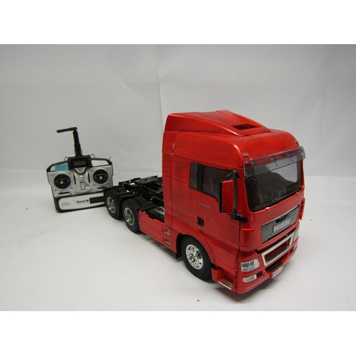 8409 - A Tamiya 1:14 scale kit built radio control MAN TGX 26.540 6x4 XLX Tractor Truck No. 56325, with ins... 