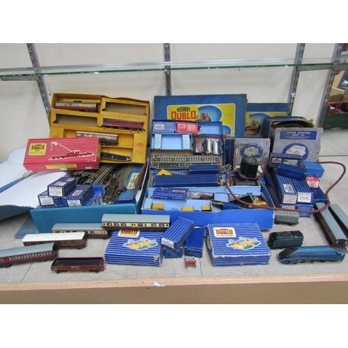 8493 - A large collection of boxed, loose and playworn Hornby Dublo 00 gauge model railway rolling stock, a... 