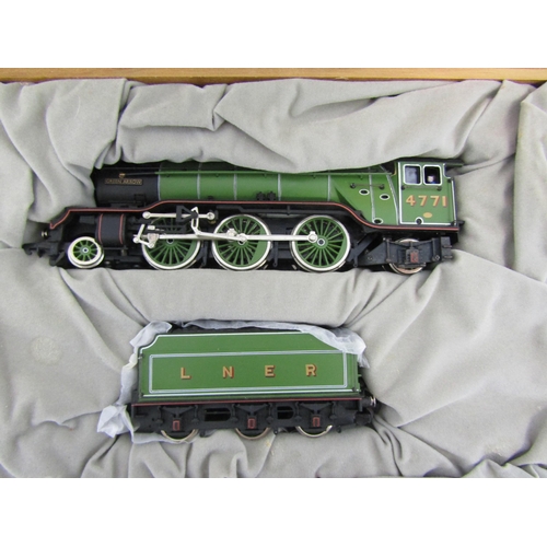 8563 - A Bachmann Branch-Line 00 gauge 31-550 limited edition LNER apple green 2-6-2 Class V2 locomotive an... 