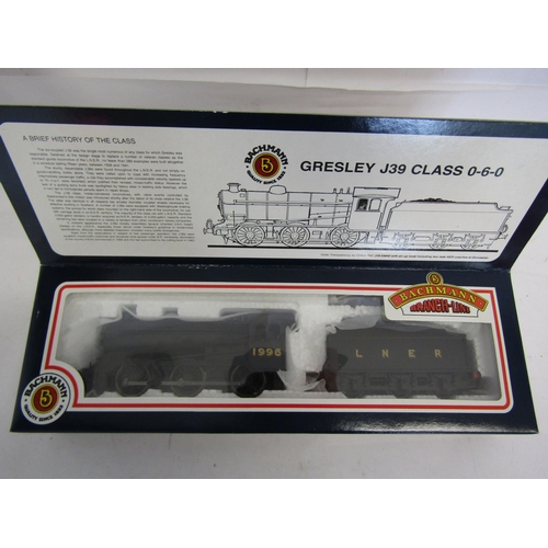 8564 - Three boxed Bachmann Branch-Line 00 gauge locomotives to include 32-101B 08 Diesel Shunter BR Green ... 