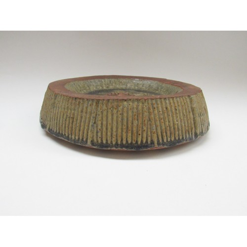 9099 - BERNARD ROOKE (b.1938): A studio pottery shallow dish, 25cm diameter