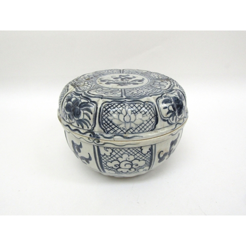 4507 - An 18th Century Chinese blue and white jar with cover, floral panels and an early 19th Century Chine... 