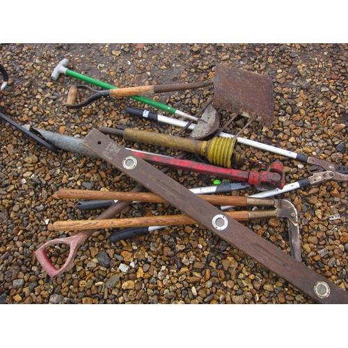 3402 - A bundle of mixed tools