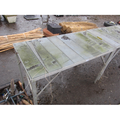 3484 - An aluminium greenhouse table