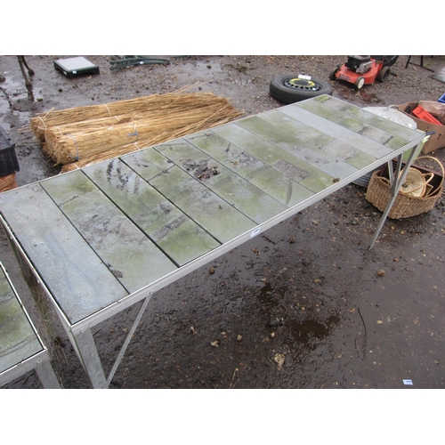 3485 - An aluminium greenhouse table