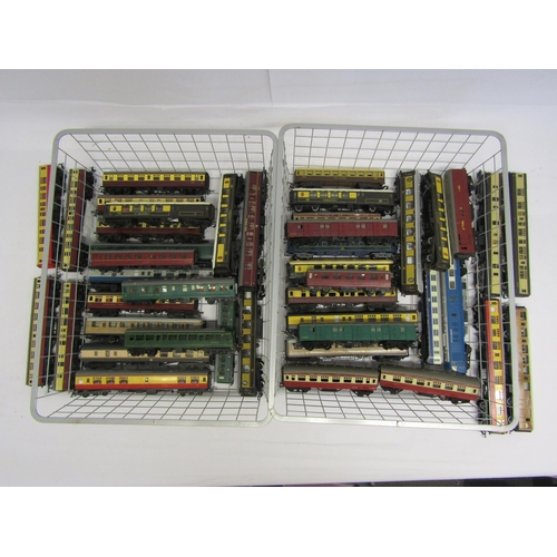 8504 - A collection of assorted unboxed 00 gauge passenger coaches including Hornby, Triang, Lima etc (appr... 