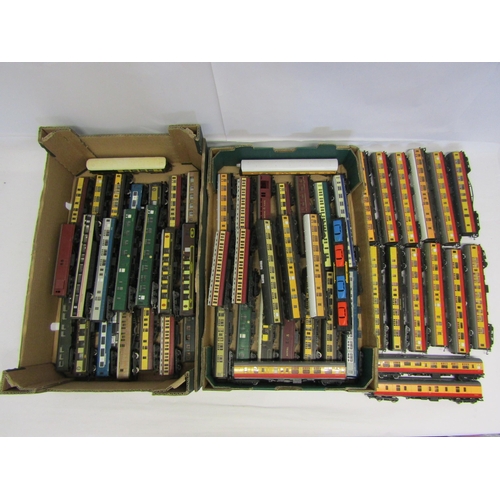 8463 - A large collection of assorted unboxed 00 gauge passenger coaches including Hornby, Triang, Lima etc... 