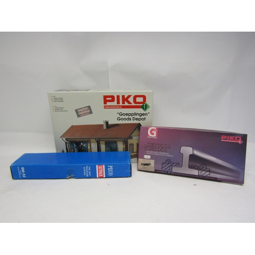 8529 - A Piko 1:32 scale 63005 'Goepplingen' Goods Depot with loose unchecked contents, Piko 32581 G Scale ... 