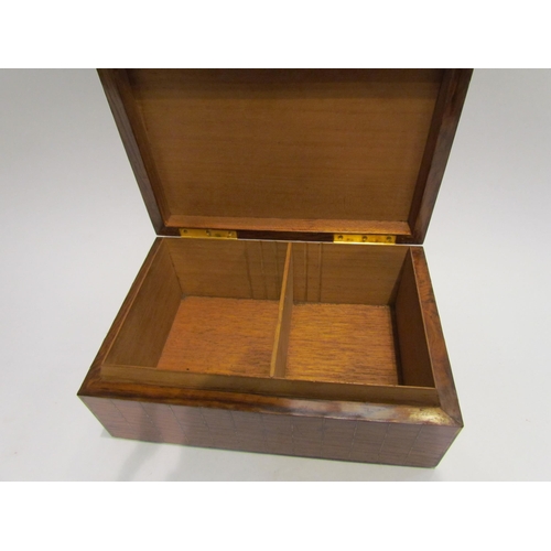 4091 - An oak cigar humidor inlaid with brass 'WSW' plaque to lid