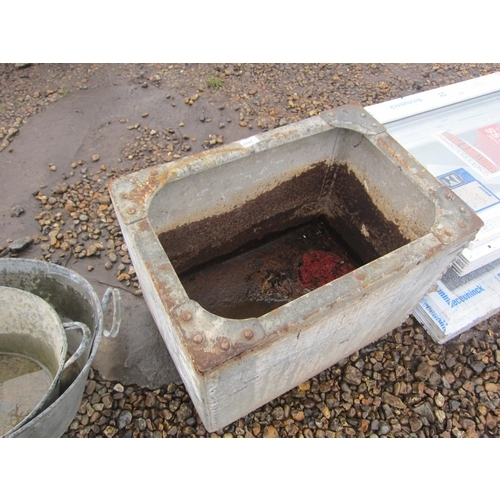 3422 - A galvanised riveted tank, approx. 2' x 18