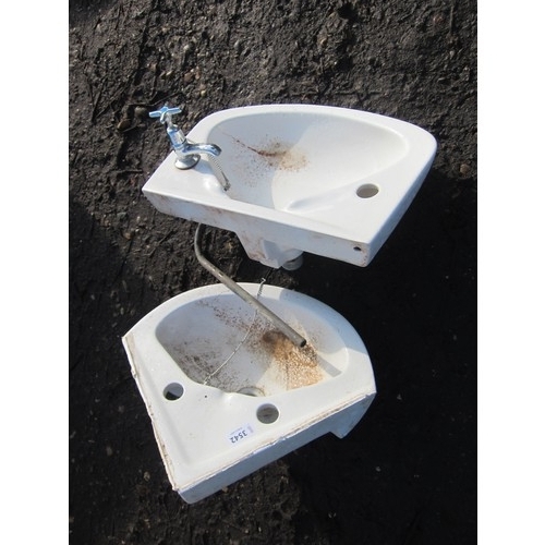 3542 - Two corner basins