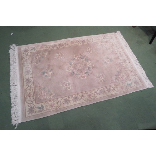 4530 - A Chinese fringed rug beige/pink flower design, 187cm x 122cm   (E) £20-30