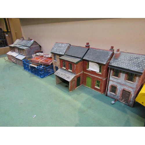 8481 - Seven weathered plastic model garden railway lineside buildings, each approx 32cm tall, and a quanti... 